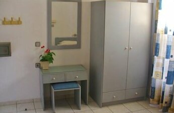 7 Days Studios & Apts - Photo2