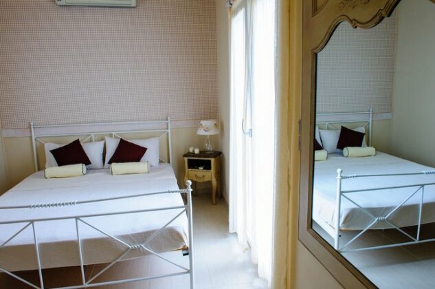 Golden Sun Malia - Photo4