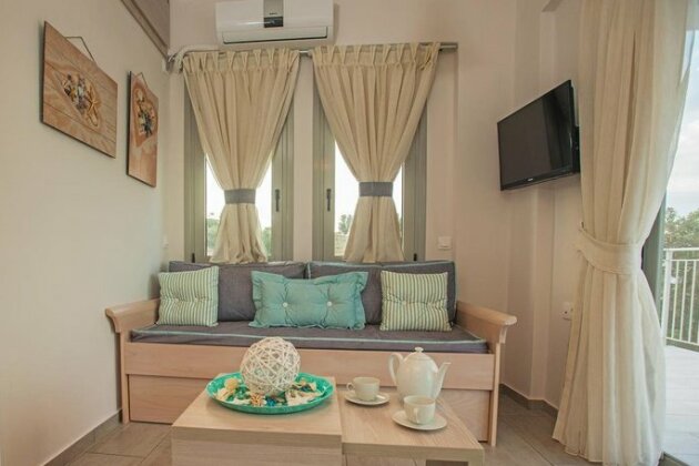 Evgoro Luxury Suites - Photo4