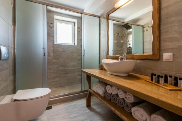 Milesian Suites - Photo3