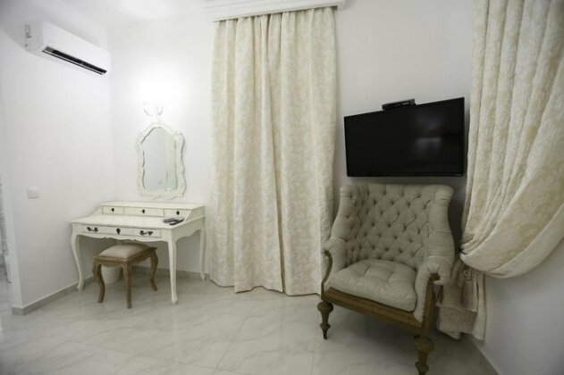 The White Suites - Photo5