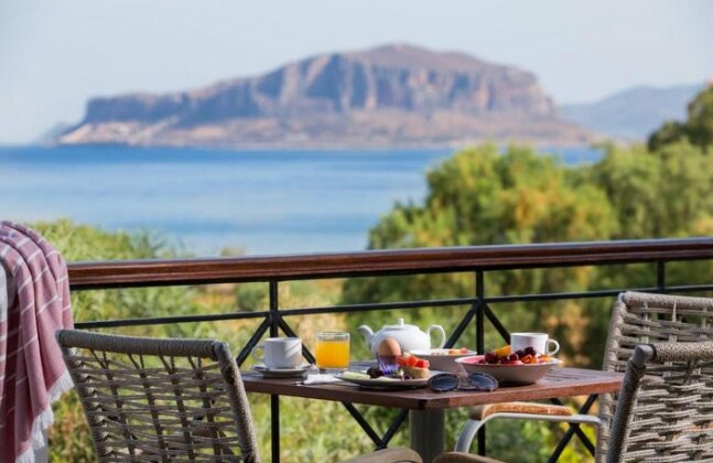 Iris Beach Hotel - Photo2