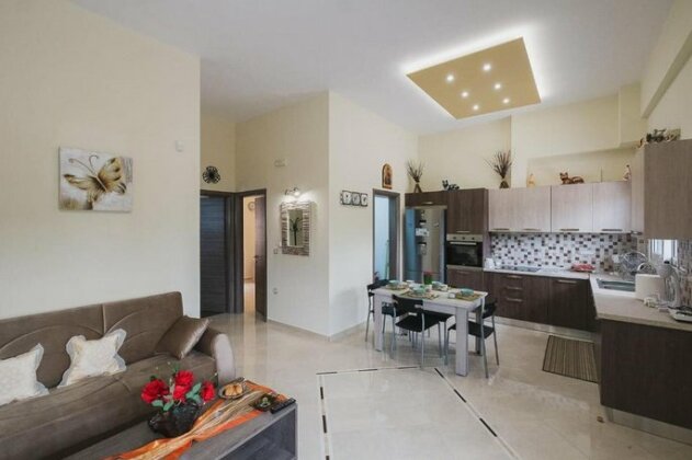 Spacious Home with Parking - Photo5