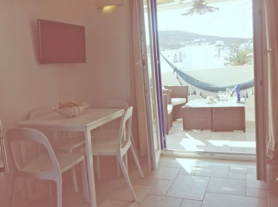 Blue and White Suites - Photo3