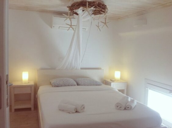Blue and White Suites - Photo4