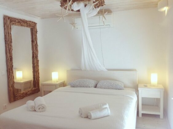 Blue and White Suites - Photo5