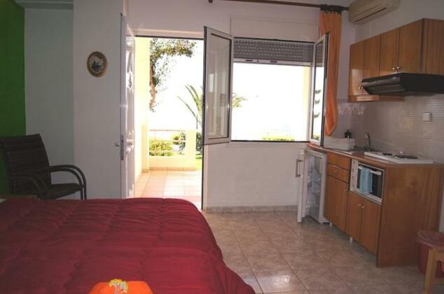 Chrisanthi Studios & Apartments - Photo3