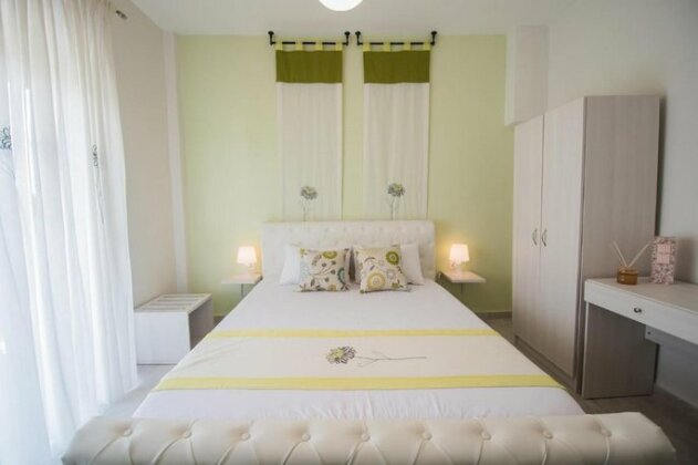 Chelona Apartments - Photo2