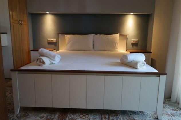 Gyalos Beach Front Aparthotel - Photo3