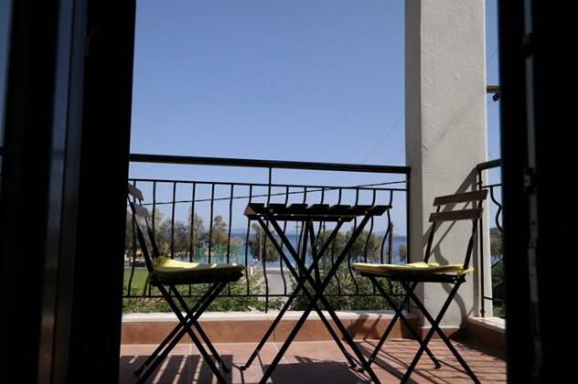Gyalos Beach Front Aparthotel - Photo4