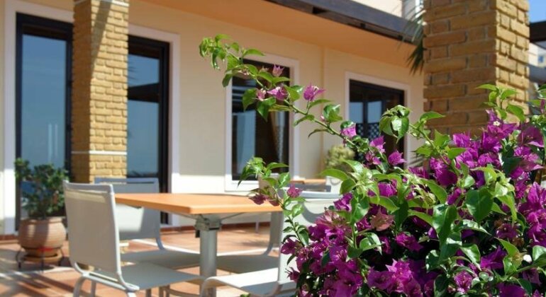 Hotel on the Rocks - Photo4