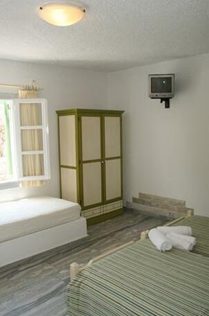 Adonis Hotel Studios & Apartments - Photo2