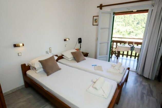 Bastas Hotel & Studios - Photo2