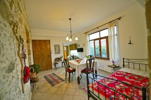 Picturesque Traditional Stone House - Photo3