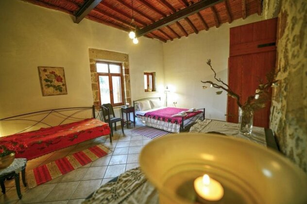 Picturesque Traditional Stone House - Photo4