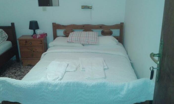 Manoleas Rooms to Let - Photo2