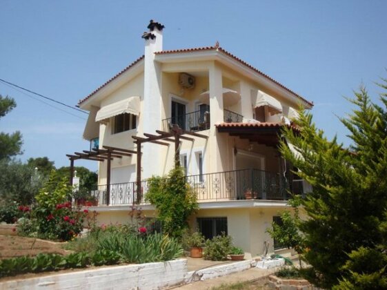 Countryside flat next to airport/Rafina port
