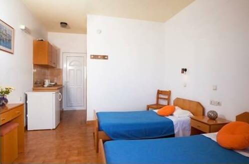 Alexander Studios & Suites - Photo2