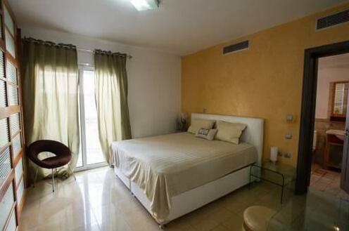 Colonial Family Apartments - Photo2