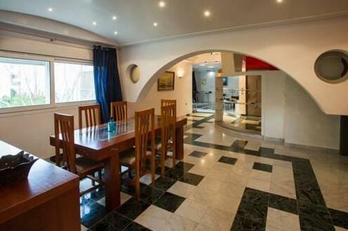Colonial Family Apartments - Photo4