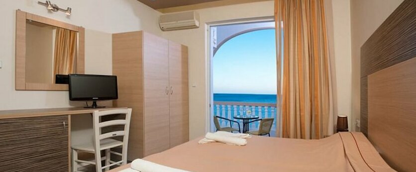Delfini Beach Hotel - Photo2
