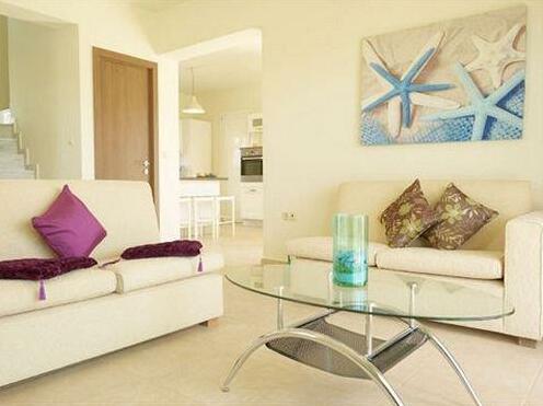 Emily House - Photo2