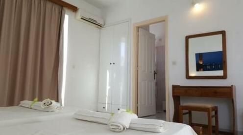 Flame Lily Studios & Apartments - Photo3