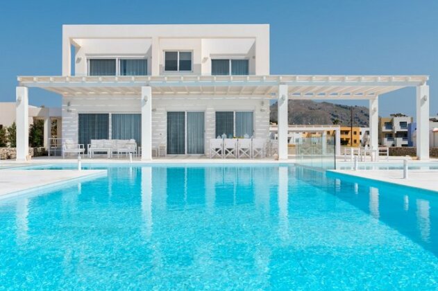 Maria & Nada Beachfront Villas - Photo2