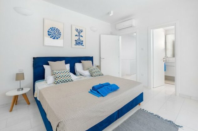 Maria & Nada Beachfront Villas - Photo4