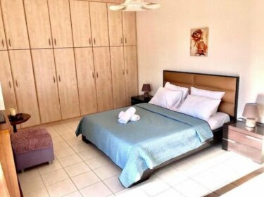 Perfectly located spacious & sunny 3-bedroom Villa