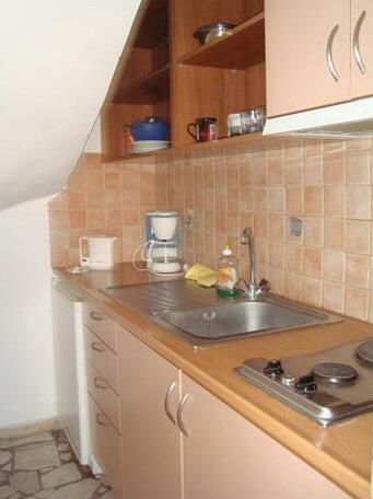 Green Hill Studios & Apartments - Photo2