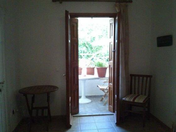 Green Hill Studios & Apartments - Photo3