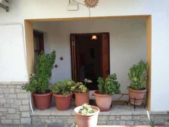 Green Hill Studios & Apartments - Photo5