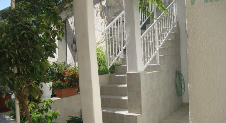 Kamelia Samos - Photo2
