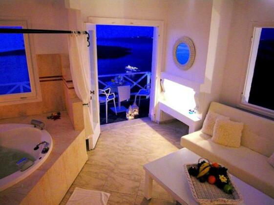 Aeolos Studios & Suites - Photo4