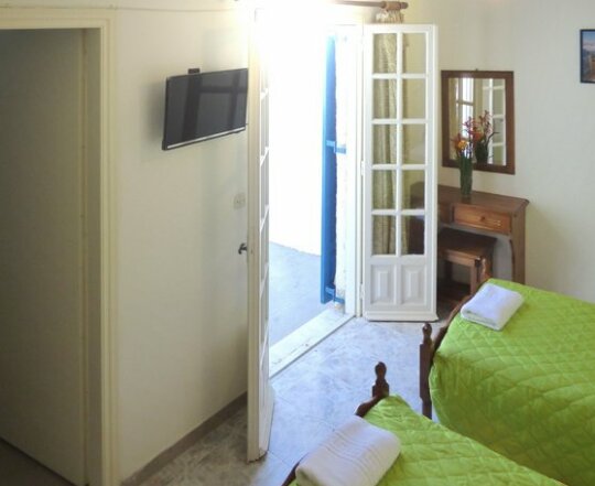 Anna Maria Rooms Perissa Santorini - Photo2