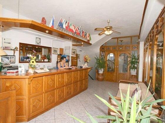 Esperides Villas Kamari - Photo3