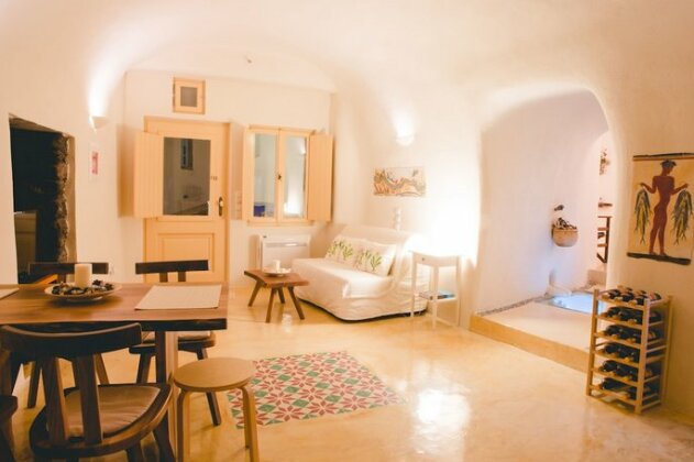 Flora's House & Cave Winery - Photo2