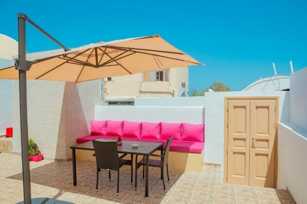 Heart of Oia - Photo3