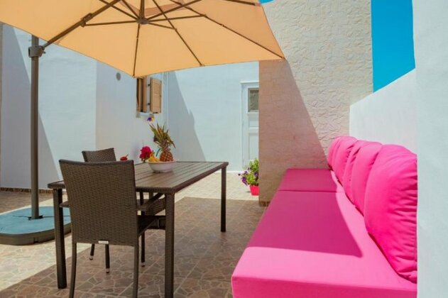 Heart of Oia - Photo5
