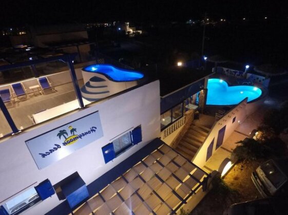 Honeymoon Beach Apartments - Photo2