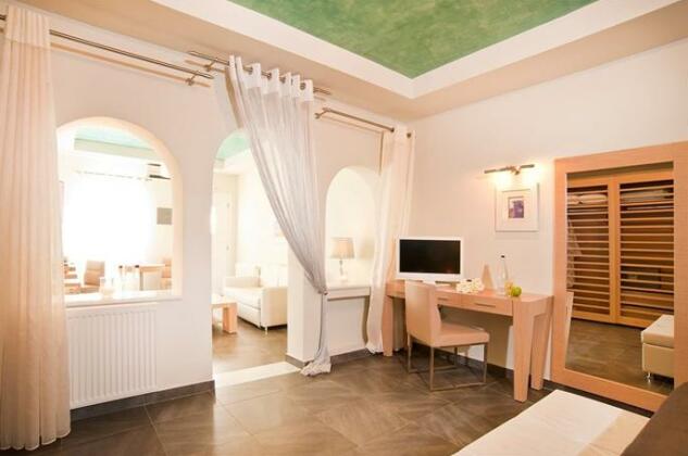 Petit Palace Suites - Photo4