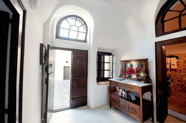 Santorini Heritage Villas - Photo4