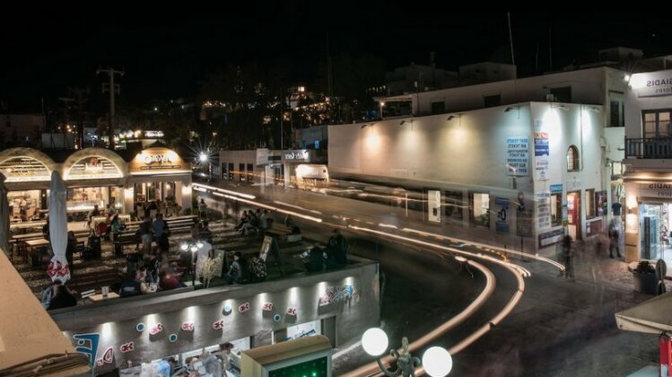 Santorini Main Square - Photo4