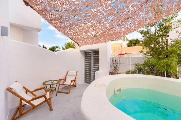 The Muse of Santorini Private Jaccuzzi Suite - Photo2