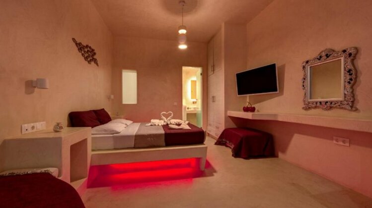 The Muse of Santorini Private Jaccuzzi Suite - Photo5