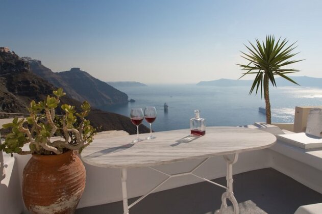 Trieris Villa & Suites - Photo2