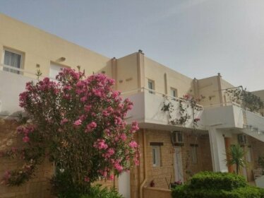 Chrisanna Apartments & Studios