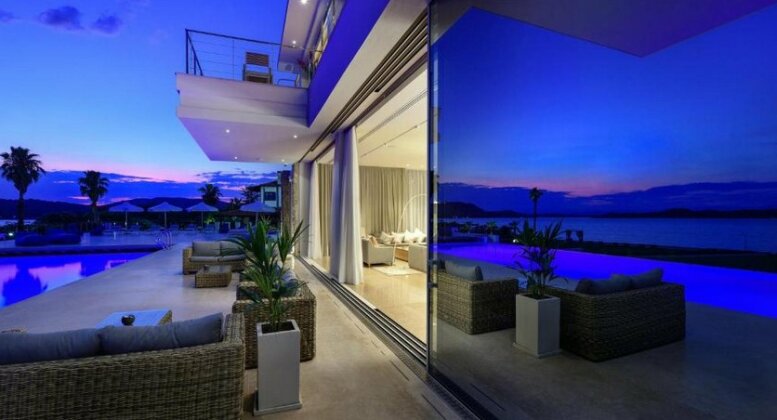Beachfront Villa Natalia with Two Private Pools - Photo4