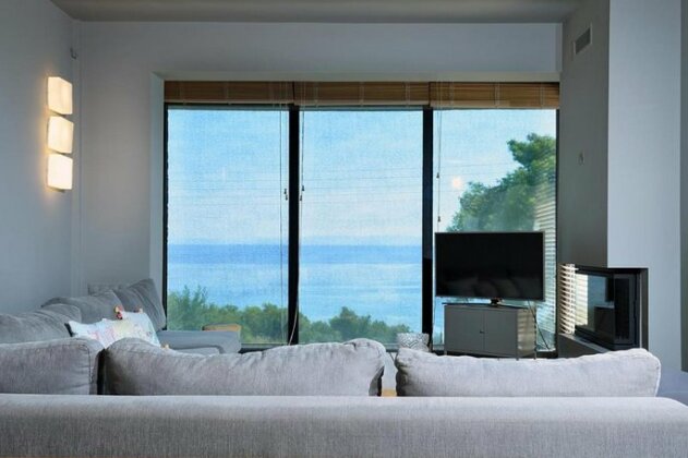 Elia Seafront Villa - Photo2